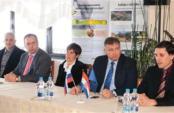 Projekt so ob njegovem zaključku na Belvederju predstavili (z desne): vodja projekta Davor Mrzlič, direktor KGZ Nova Gorica Branimir Radikon, Maja Podgornik (UP ZRS), župan Vodnjana Klaudio Vitasović in Goran Marević, predstavnik občine Krk