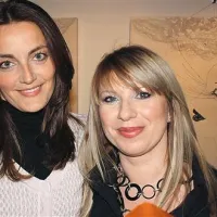 Biljana Babič (desno) s prijateljico Jadranko Mičič, ki ji je tudi pomagala organizirati razstavo v Manziolijevi palači