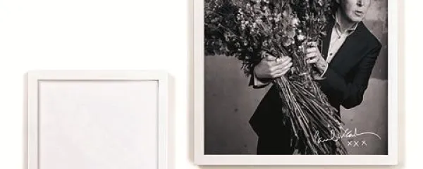 Paul McCartney se s Poljubi na dnu   vrača h glasbi, ki jo je prvič slišal kot otročič, ko jo je ob klavirju prepeval njegov ata  