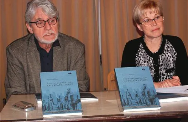 Ivo Svetina in dr. Bogomila Kravos sta včeraj v Slovenskem gledališkem muzeju predstavila študijo Slovenska dramatika in tržaški tekst