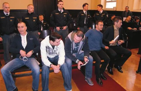 Štirje obtoženci tudi po včerajšnji obravnavi ostajajo v priporu, s prostosti se zagovarja le Koprčan Goran Šukalo
