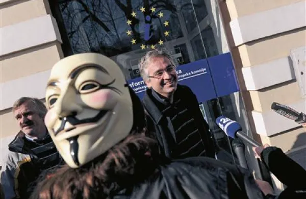 Več evropskih poslancev iz Slovenije: Acta naj gre na sodi&scaron;če EU