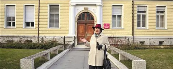 Profesorica Draga Urbas Keravica pred idrijsko realko,  ki ji je posvetila življenje