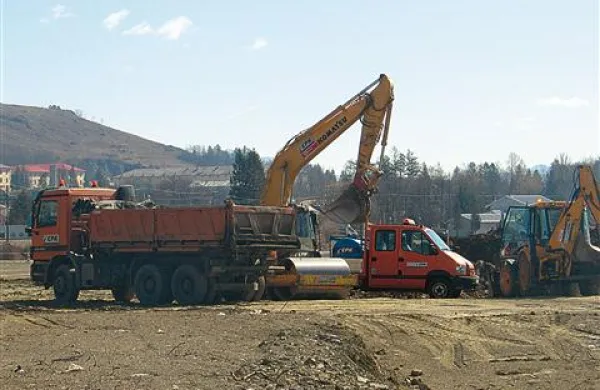 Stroji podjetja CPK, izvajalca del na bodoči industrijsko obrtni coni, bolj ali manj mirujejo
