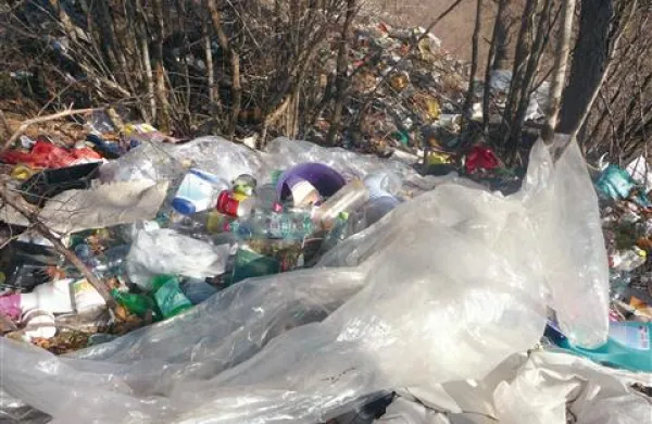 Ob cesti proti vasi Golac se kaže zanimiva slika. Na divjem odlagališču so “skrbno” zbrane plastenke in plastična embalaža, kot da bi družina doma ločevala odpadke in na koncu rekla: “Tata, odpelji.” A bi tata namesto na ekološki otok zavil na bližjo lokacijo. Občina Hrpelje-Kozina je pred nekaj leto to odlagališče že sanirala in pred njim postavila tablo, vendar se je tam znova nabralo veliko  odpadkov na težko  dostopni lokaciji. Tu prostovoljci  ne bodo imeli  lahkega dela.