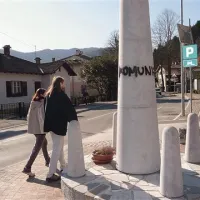 Napis na spomeniku v Brunovem drevoredu so včeraj odstranili