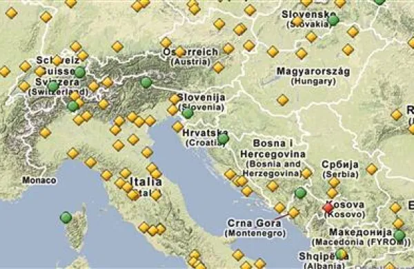 V slovenski okolici je krajev na Unescovem seznamu ogromno, kandidatur pa še veliko več. Hrvaška ima na seznamu sedem krajev (in 16 v “čakalnici”), Madžarska osem (11), Bosna in Hercegovina dva (osem), Avstrija devet (10), Italija pa kar 47 (40). Ob slednji naj omenimo, da na dolgi čakalni listi nimajo niti ene kandidature, ki bi bila starejša od šestih let. Med slovenskimi štirimi predlogi imata dva 18, eden pa 12 let. Rumeni rombi označujejo kulturno, zeleni krogi pa naravno dediščino. 