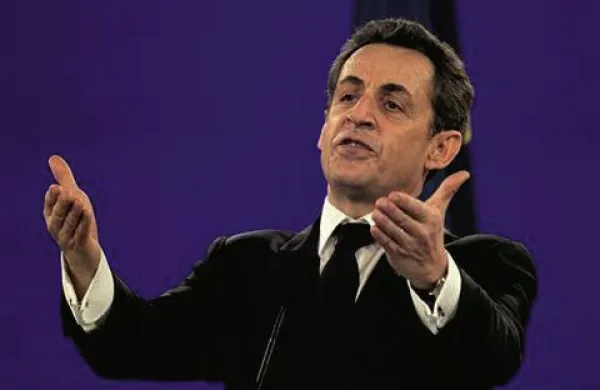 Francoski predsednik Nicolas Sarkozy se je opravičil policistki zaradi sinovih traparij. Foto: Reuters 