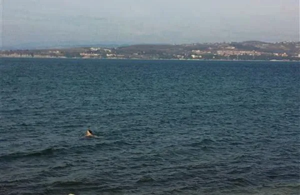 Temperatura morja 7,7 stopinj Celzija je za nekatere ravno pravšnja za plavanje