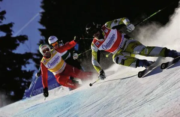 Filip Flisar se zmage  svetovnega pokala v krosu ne veseli zaradi smrti prijatelja Nicka Zoricica (desno). Foto: Siol.net 