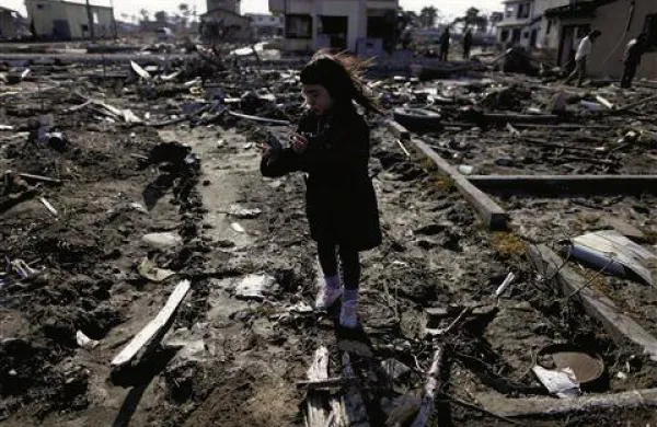 Japonci se danes spominjajo uničujočega potresa in cunamija, ki sta lani zahtevala več kot 19.000 žrtev. Foto: Reuters 