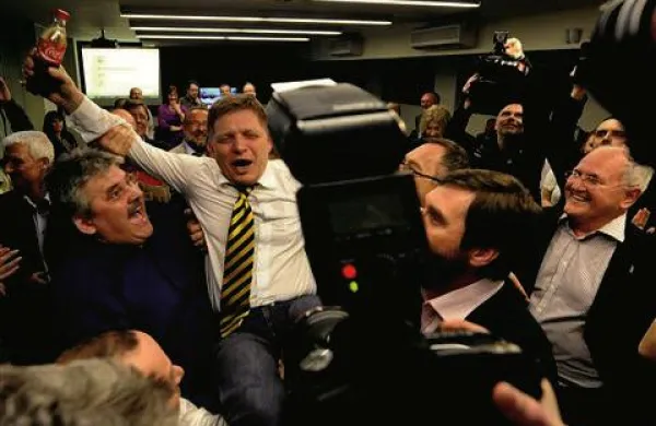 Robert Fico je s sodelavci proslavil zmago na predčasnih parlamentarnih volitvah na Slovaškem. Foto: Reuters