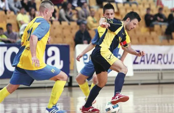 Zmaga Bronxa (v svetlejših rumeno-modrih dresih, arhivska fotografija je s finalnega turnirja za pokal Slovenije 2011) je ekipo  Casino Safir Sežana postavila pred vrata prve lige 