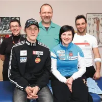 Peter Prevc in Saša Farič skupaj z osebjem Fizio centra v Hrpeljah 