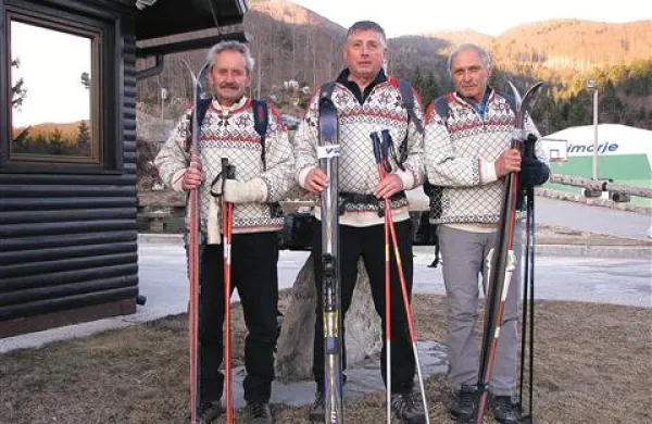 Trije smučarji s Predmeje so po 50 letih spet pešačili do Vojskega, tokrat s smučmi na ramenih