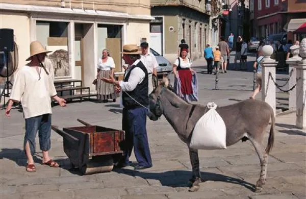 Med prireditvami v okviru projekta Heritage live so bile tudi koprske Homo na plac (na fotografiji), Sladka Istra in Pomahaj poletju, piranska Večer avtentičnosti in Sejem soli, vina, olja in spominkov ter Praznik izolskega čudeža 