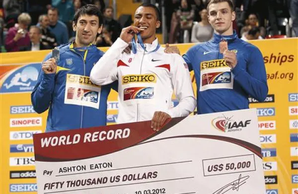 Svetovni rekorder v sedmeroboju Američan  Ashton Eaton  na zmagovalnem odru v družbi srebrnega  Ukrajinca Oleksija Kasjanova in bronastega Rusa Artema Lukjanenka