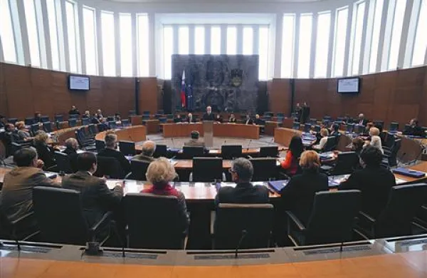 Na Delu so izračunali, da so poslanci minulega sklica pri novembrski plači skupaj prejeli 100.000 evrov dodatkov k plači, poslanci sedanjega sklica pa pri januarski dobrih 80.000 evrov