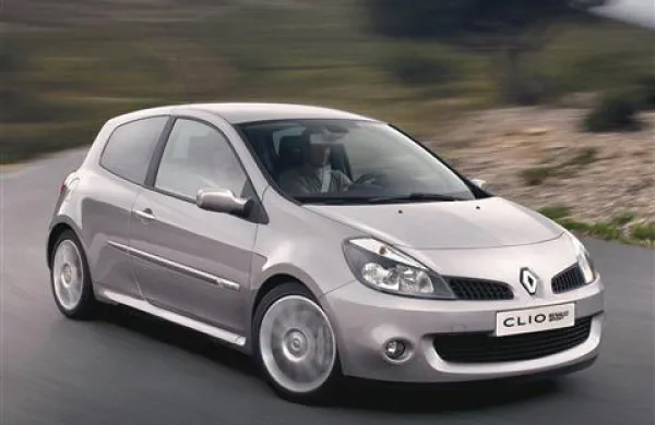 Med najbolj prodajanimi modeli osebnih vozil je prevladoval Renaultov clio