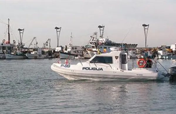 Slovenski policisti so na morju ustavili hrvaškega ribiča. Fotografiaj je simbolična