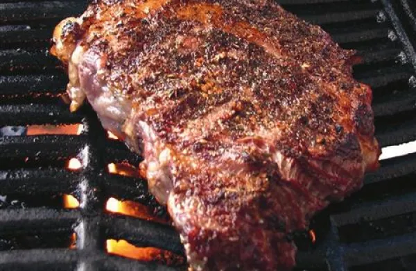 Uživanje ene porcije rdečega mesa - govedine, svinjine ali jagnjetine - na dan poveča nevarnost prezgodnje smrti za 13 odstotkov. Uživanje predelanega rdečega mesa, kot so klobase, salame, slanina ali hrenovke, pa nevarnost poveča kar za 20 odstotkov.