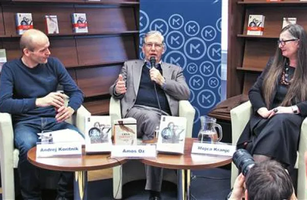 Amos Oz kratkočasen tako v knjigi kakor v živo