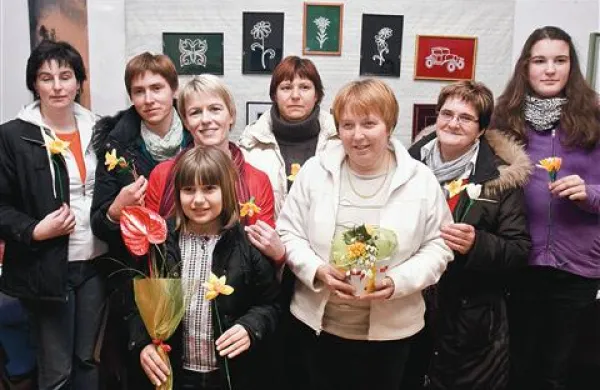 Vrhovske klekljarice z mentrorico Majdo Škapin (tretja z leve)