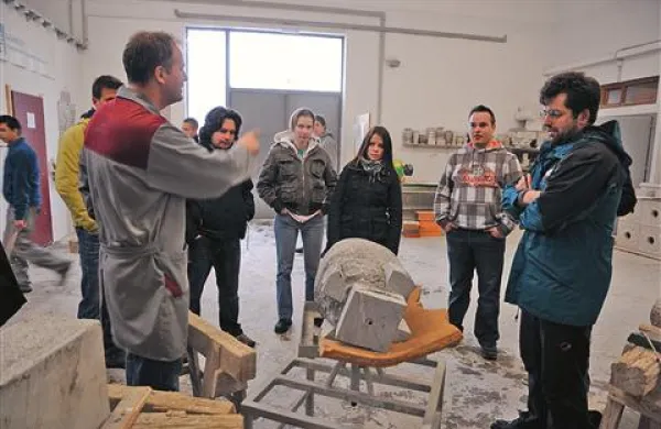 Vaje z “bolj zaresnimi” in “surovimi” kamni pa izvajajo v prostorih podjetja Marmor