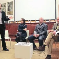 Avtor razstave Alessandro Cattunar, zgodovinarka Marta Verginella, pokrajinski odbornik za kulturo in mladino Federico Portelli  in Gianluigi Chiozza predstavnik fondacije  Carigo.   