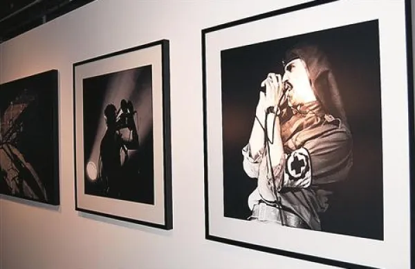 Razstava fotografij Album Jožeta Suhadolnika je na ogled do 18. marca
