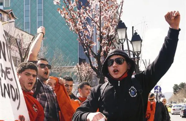 Albanska mladina protestira pred makedonskim velepostaništvom v Tirani