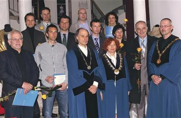 Petdesetim doktorjem znanosti, ki so naziv pridobili na Univerzi na Primorskem, se je z včerajšnjo   slovesno promocijo pridružilo deset novih