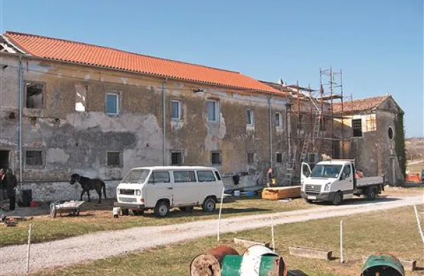 Kolonsko poslopje  na Krogu je bilo v lasti koprske plemiške družine Grisoni, po smrti zadnjega grofa (1841) je posest pripadla benediktinskemu samostanu v Dajli. Patri so ga morali zaradi nacionalizacije zapustiti leta 1947 in ga niso dobili nazaj. Občina Piran bo tam kmalu oddala neprofitna stanovanja.   