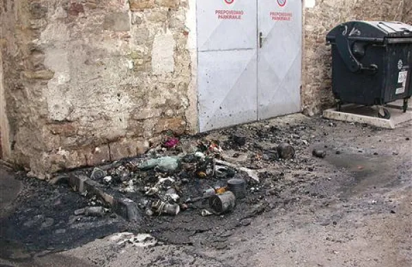 Od zabojnika in njegove vsebine po slabe pol ure ne ostane skoraj nič