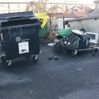 Tudi če gasilci ogenj hitro pogasijo, je plastičen zabojnik že po 20 minutah popolnoma uničen
