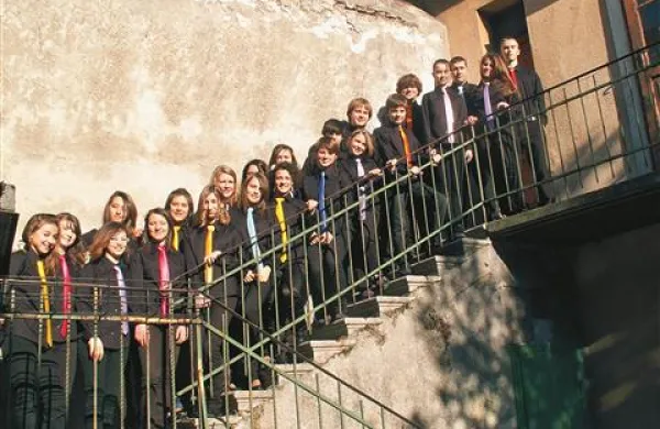 AnaKrousis - štirinajstletni in petnajstletni zborovski navdušenci in navdušenke s Tržaškega Krasa