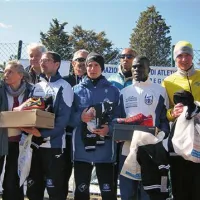 Najboljši gorski tekači, z očali in škatlo v rokah je zmagovalec Gabriele Abate, ob njem drugi Paolo Gallo, še bolj desno tretji Nizozemec Jean Baptiste Simukeka, v rumenem pa je slovenski gorskotekaški as Gašper Bregar