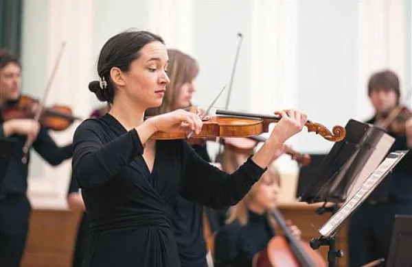 Mojca Gal s člani Komornega orkestra Nova na Gregorjevem koncertu
