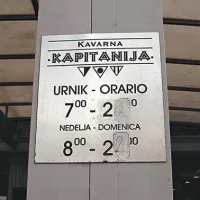  Kljub zbledelim nalepkam na tablici z urnikom in kaznim inšpektorjev Kapitanija vztraja in streže gostom tudi po 22. uri