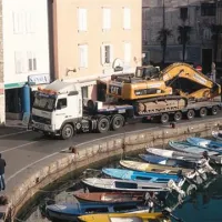 Velik bager že trese piranske zidove