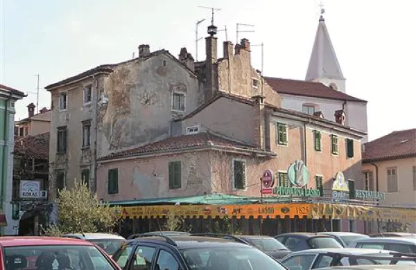 Namesto  mestoma nevarnih stavb  na   Spinčičevi 3 in Velikem trgu 3 bi moral rasti družinski hotel. Ker tudi Kolenc podpira zamisel o “mestnem hotelu”, napoveduje, da bo najbrž do sredine maja  objavil nov razpis za dodelitev  stavbne pravice. 