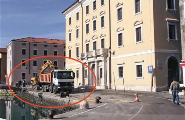 Veliki delovni stroj bi stal na obkroženem mestu pred palačo Trevisini 