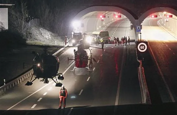 V nesreči belgijskega avtobusa v Švici je minulo noč umrlo 28 ljudi, od tega 22 otrok