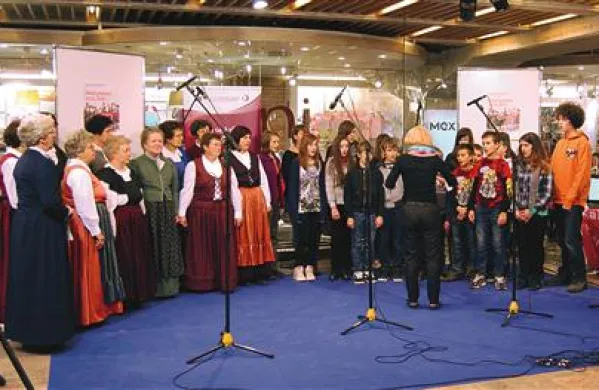 Zlitje otro&scaron;kih in zrelih ženskih glasov