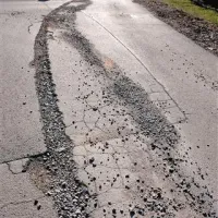 Izvajalci jamčijo, da bodo pasove v cestah asfaltirali takoj, ko bo dovolj toplo