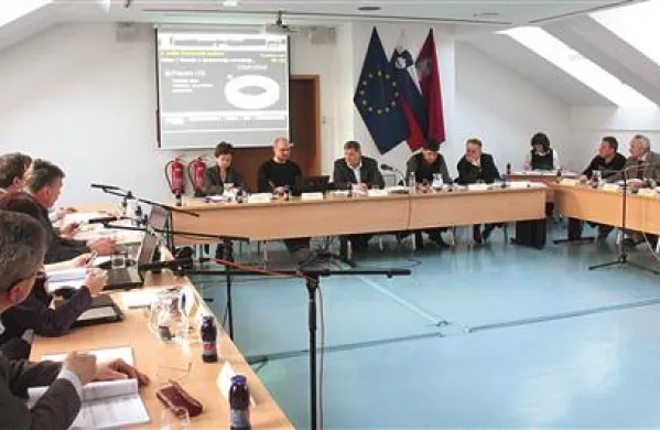 Postojnski občinski svet je v torek zvečer sebi in vsem svojim odborom in delovnim telesom znižal sejnine za štiri odstotke. Odločitev je bila soglasna in brez razprave. Enako se je svet odločil tudi lani.