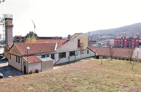 Ena od ponujenih za postavitev sončne elektrarne je streha vrtca v Prisojah