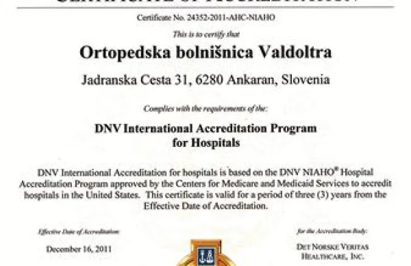 Certifikat akreditacijske hiše Det Norske Veritas sta v OBV  prinesla generalni direktor te hiše za Evropo Krešimir Antonio Paliska in Janez Ovsenik z republiškega inštituta za upravljanje v zdravstvu 