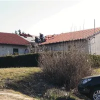 Nekdanji objekt PHE je bil sprva gradbiščna stavba, kakršni so današnji zabojniki  