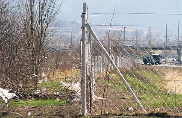Mreža zaščitne ograje ob vipavski hitri cesti ujame večino smeti, ki jih iz mesta pomete burja